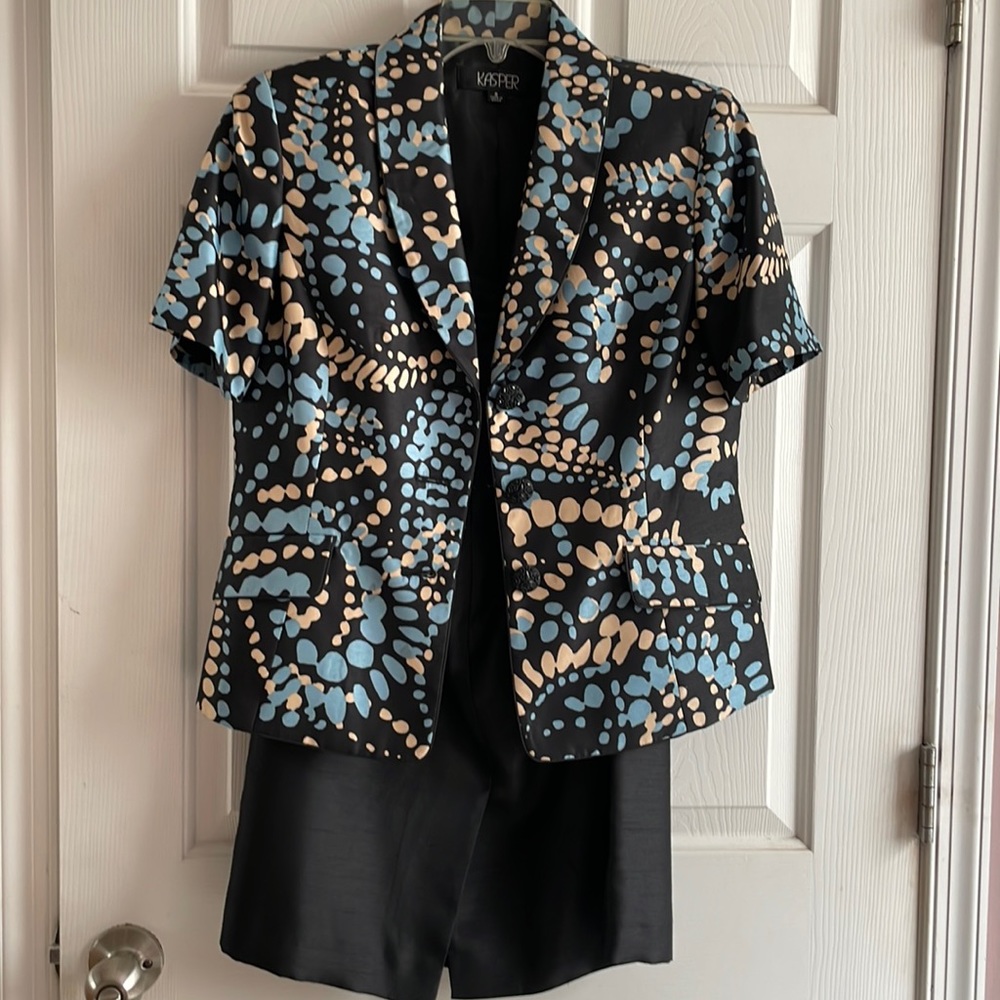 Kasper women elegant suit blazer with a skirt size 8